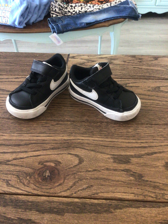 Black/white Nike low tops- 3.5
