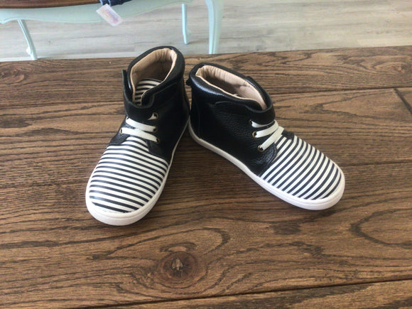 Monkey feet black/white sneakers- 3/4Y
